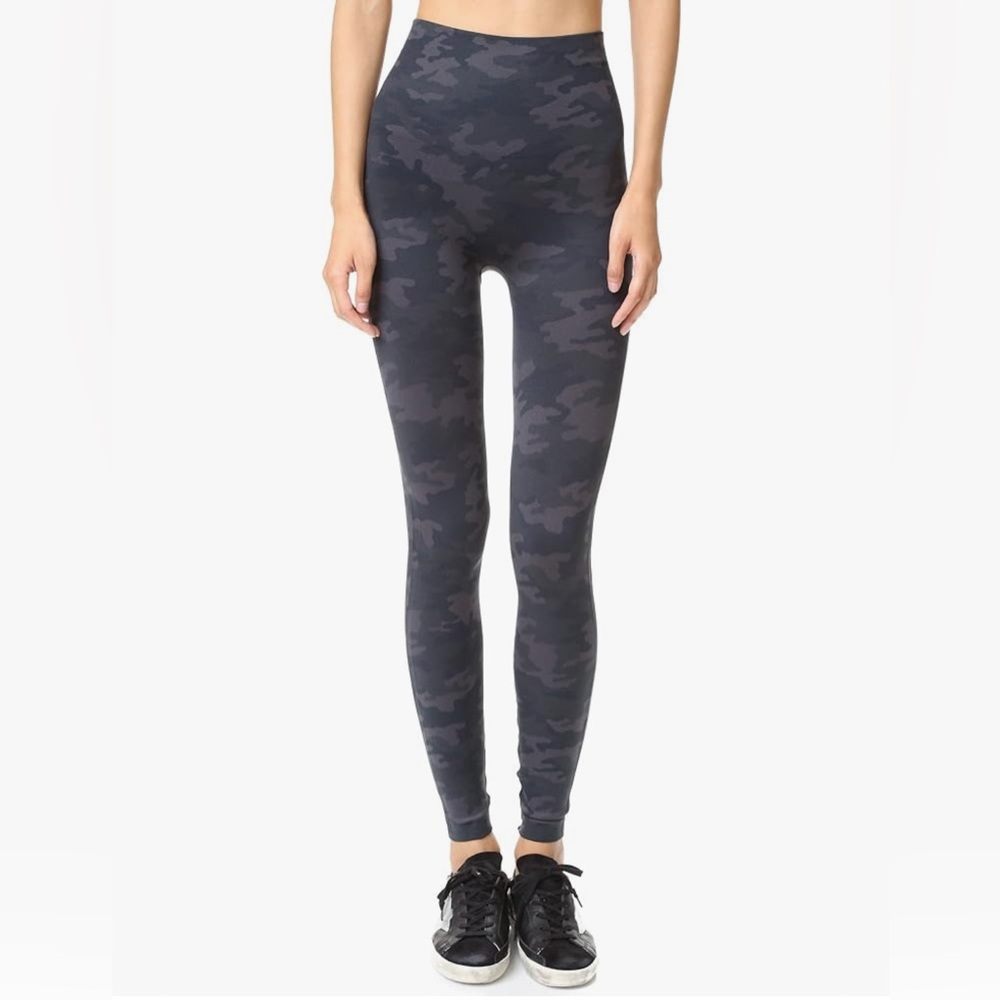 SPANX LARGE, stretchy and Concealing Seamless black camo leggings